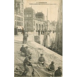 59 DUNKERQUE. Pêcheurs de Harengs raccommodant leurs filets 1905