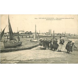 85 LES SABLES-D'OLONNE. Nos Matelots sortent du Port halés par nos Sablaises