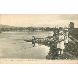 03 VICHY. Pêcheurs sur les bords de l'Allier