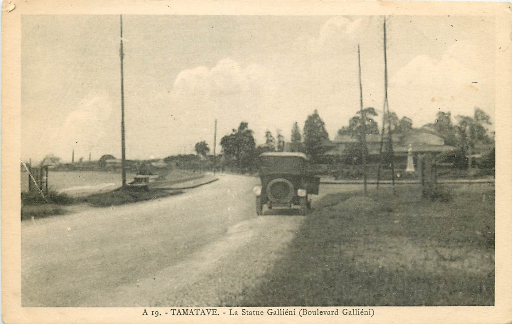MADAGASCAR. Voiture Boulevard Galliéni à Tamatave