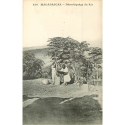 MADAGASCAR. Décorticage du Riz vers 1900