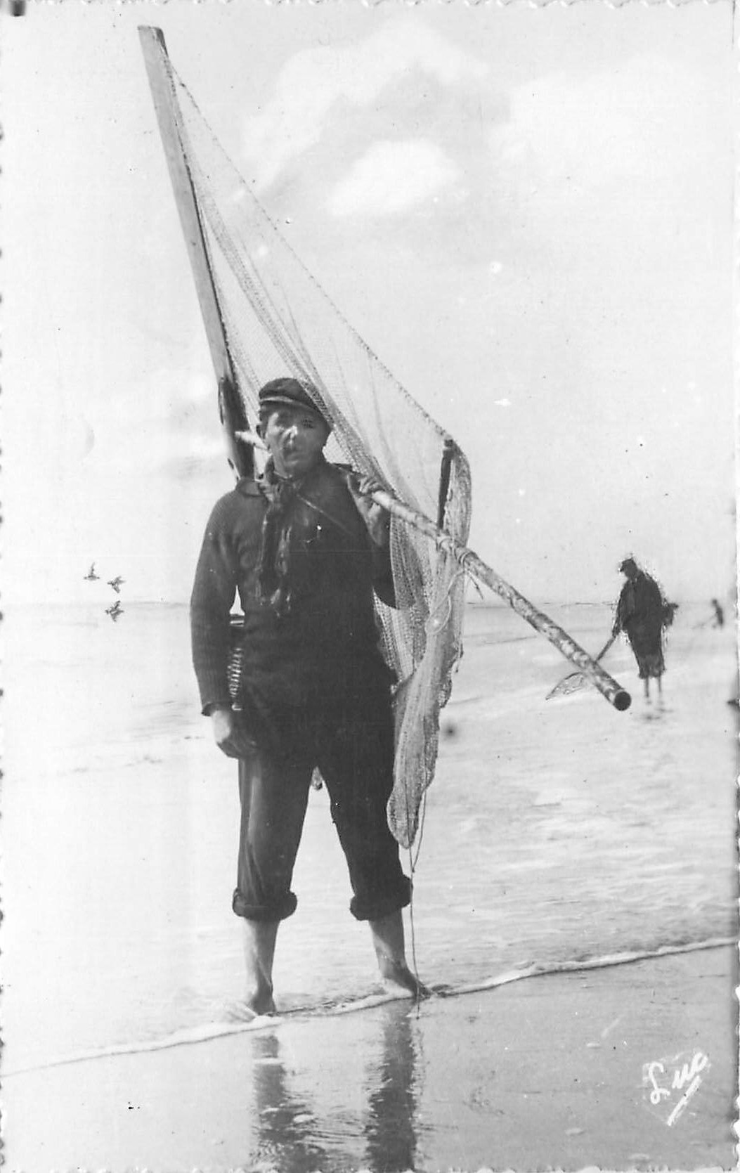 80 MAHON PLAGE. Photo Cpsm un Pêcheur au filet
