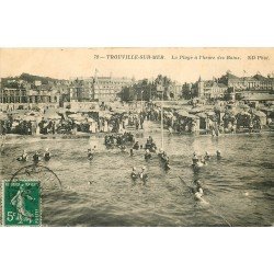 carte postale ancienne 14 TROUVILLE. Nageurs sur la Plage à l'Heure des Bains 1912