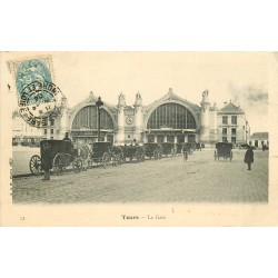 37 TOURS. Nombreux carrosses taxis devant la Gare 1904