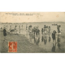 17 ROYAN. Enfants des Colonies scolaires sur Grande Conche 1916