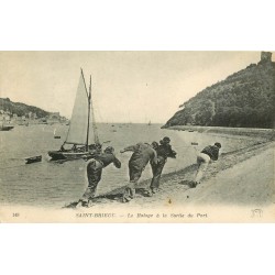 22 SAINT-BRIEUC. Le Halage d'un bateau par des Pêcheurs à la Sortie du Port