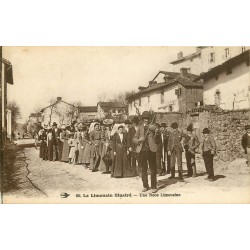 87 SAINT-PRIEST TAURION. Une Noce Limousine avec violoniste à la sortie de l'Eglise