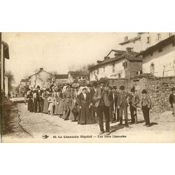 87 SAINT-PRIEST TAURION. Une Noce Limousine avec violoniste à la sortie de l'Eglise