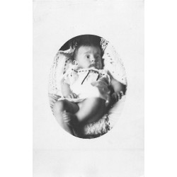 PHOTO CARTE POSTALE à identifier. Magnifique Bébé