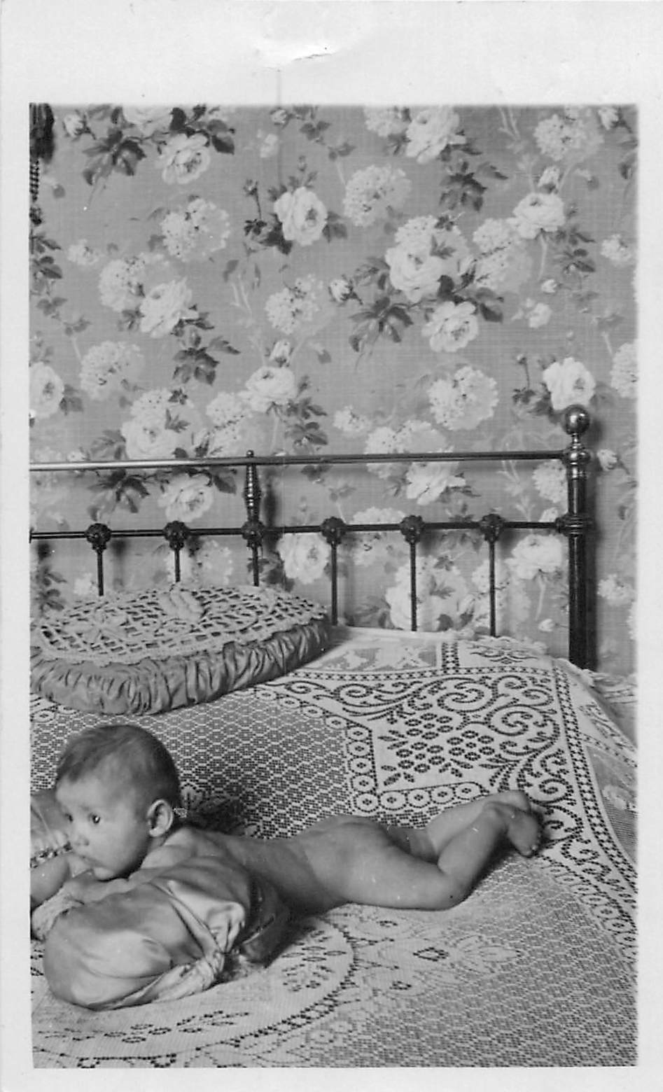 PHOTO CARTE POSTALE à identifier. Magnifique Bébé nu sur le lit