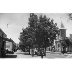 Photo Cpsm Cpm VICTOR HUGO. Voiture traction avant et Eglise sur Grande Rue