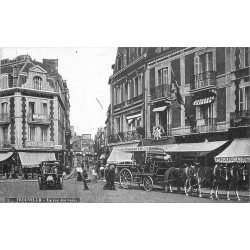 14 TROUVILLE. Bel attelage " La Favorite " Rue des Bains et Hôtel de Metz