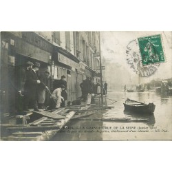 PARIS. Inondations de 1910 établissement d'une estacade Quai des Grands Augustin