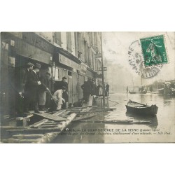 PARIS. Inondations de 1910 établissement d'une estacade Quai des Grands Augustin