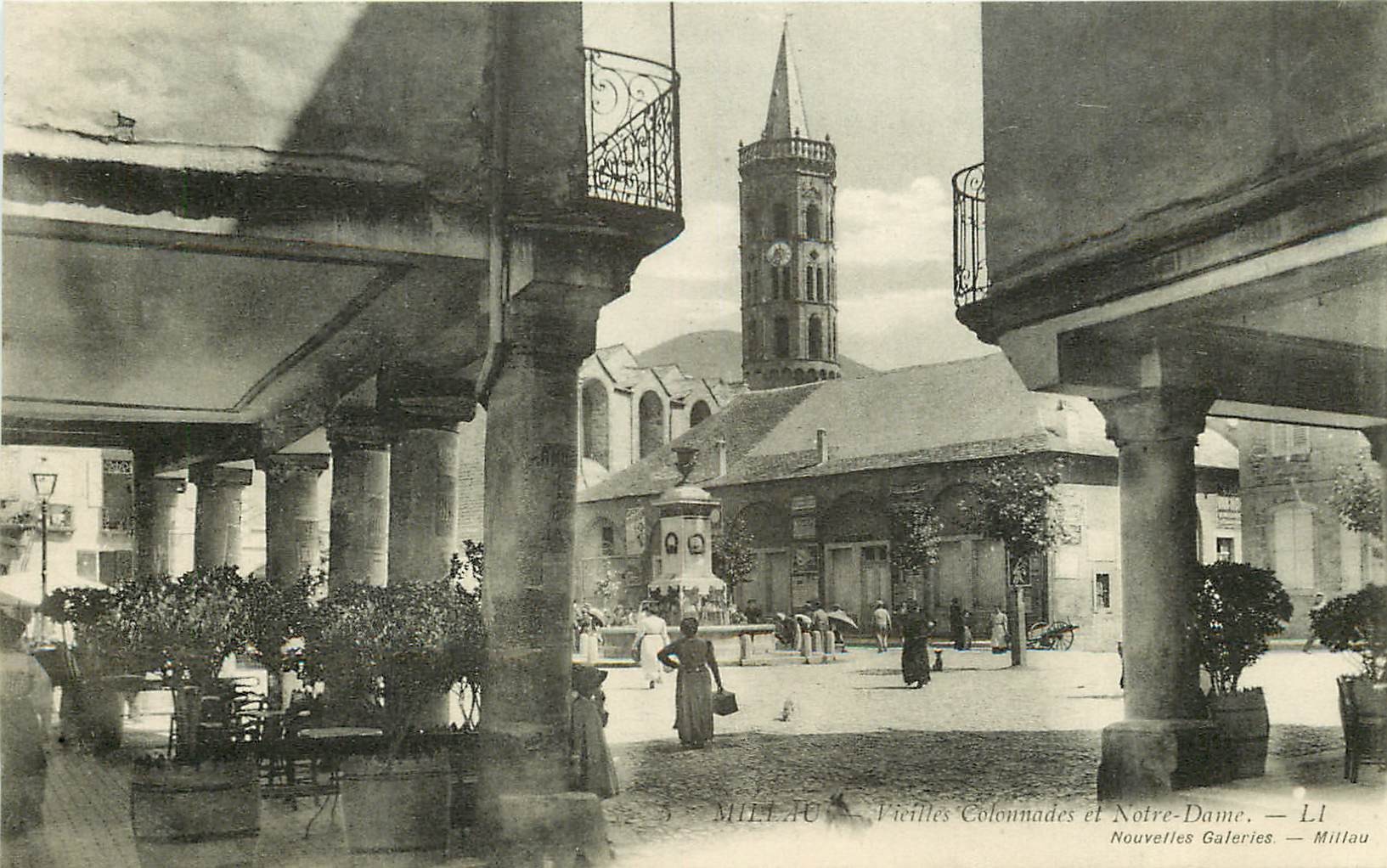 12 MILLAU. Vieilles Colonnades et Notre-Dame