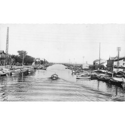 34 PALAVAS LES FLOTS. Barques de Pêcheurs vers le Canal et Etangs