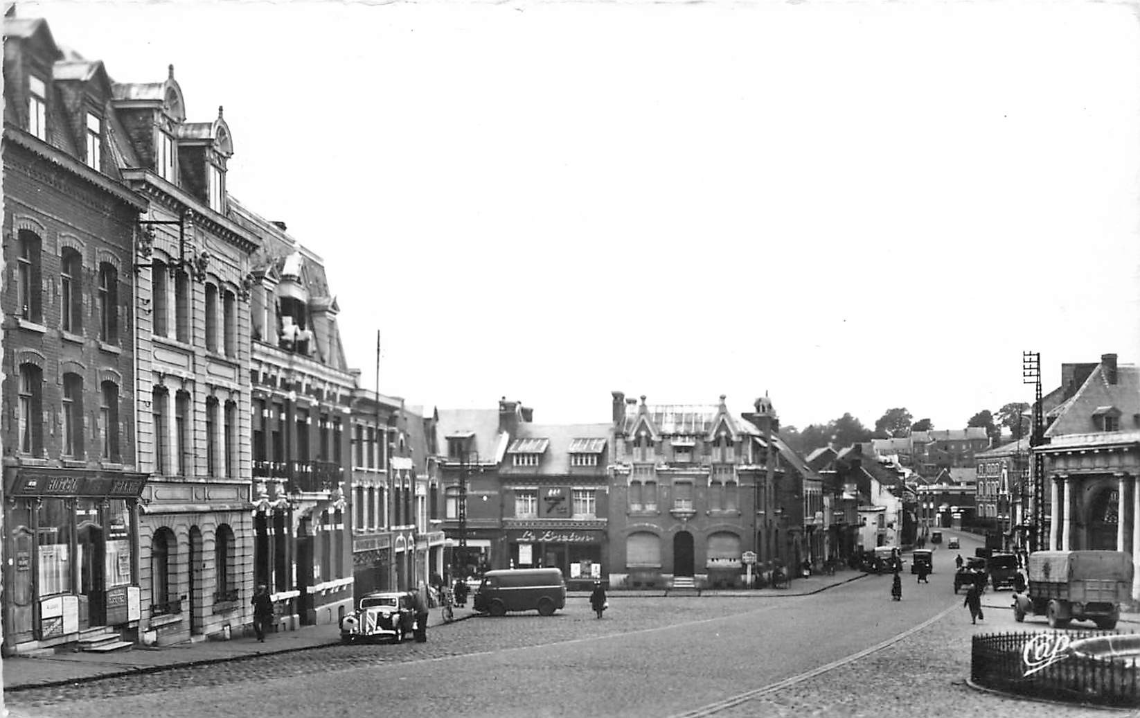 Photo Cpsm Cpm 59 LE CATEAU. Place Richez et rue Seydoux