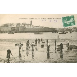 29 CONCARNEAU. Ouvriers et Ouvrières sur le Parc à Huîtres 1909