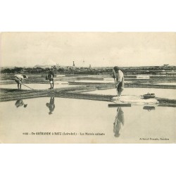 44 GUERANDE à BATZ. Paludiers dans les Marais Salants