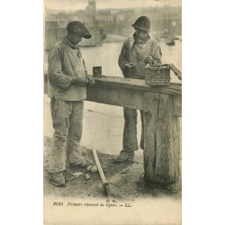 METIERS. Pêcheurs réparant les lignes
