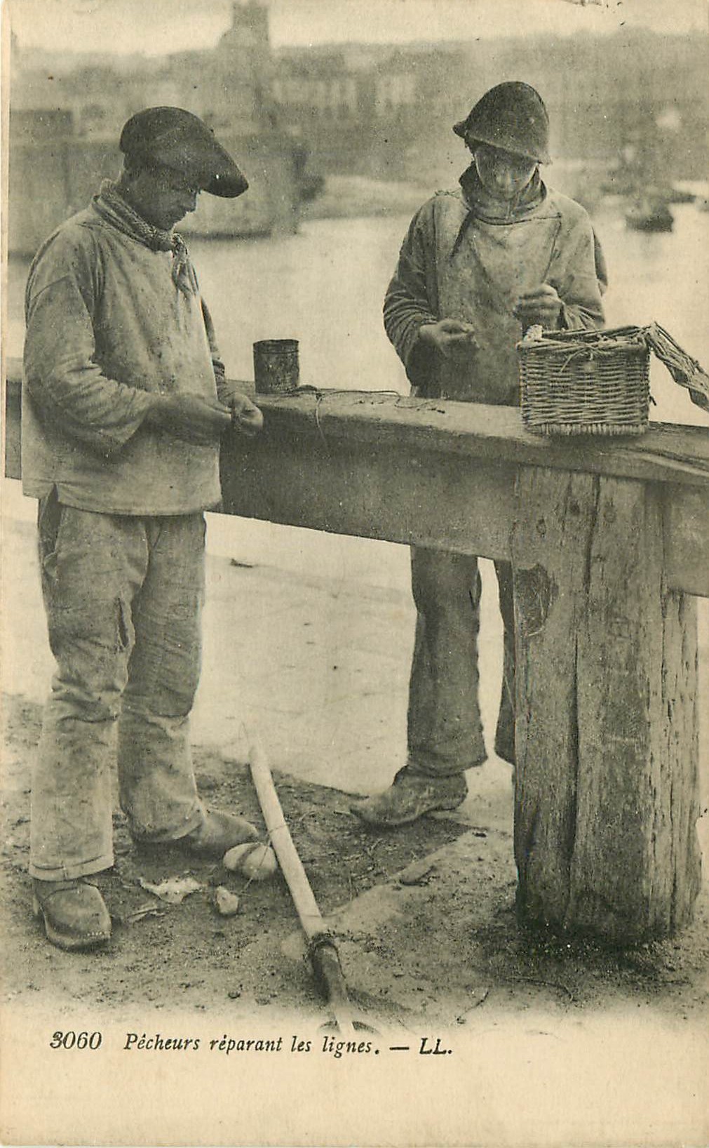 METIERS. Pêcheurs réparant les lignes
