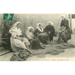 85 LES SABLES-D'OLONNE. Sablaises travaillant au Filet de Pêche 1908