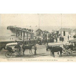 carte postale ancienne 14 TROUVILLE. Jetée Promenade arrivée du Bateau avec attelage