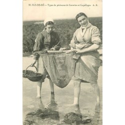 17 ILE DE RE. Types de Pêcheuses de Crevettes et Coquillages 1910