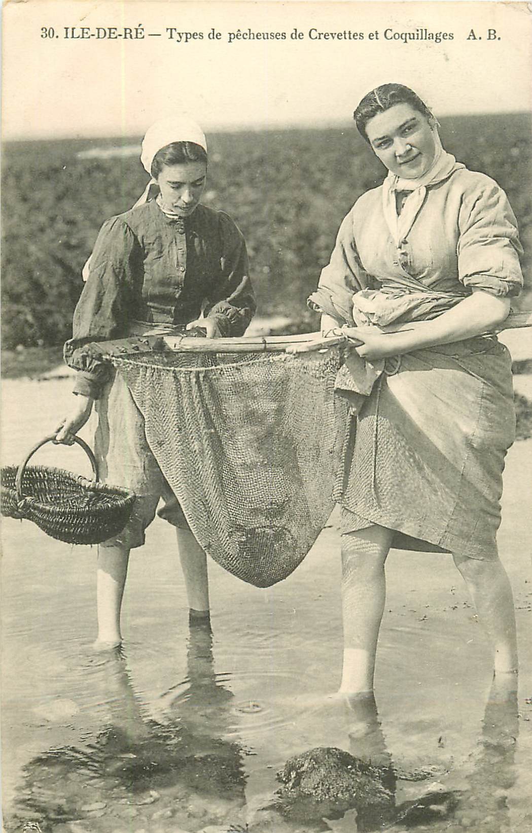17 ILE DE RE. Types de Pêcheuses de Crevettes et Coquillages 1910