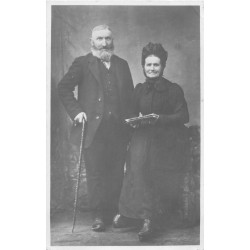 PHOTO Carte Postale à identifier. Couple d'anciens avec journal