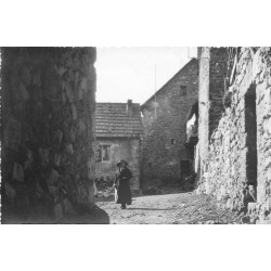 A IDENTIFIER. Villageoise rue d'un Bourg