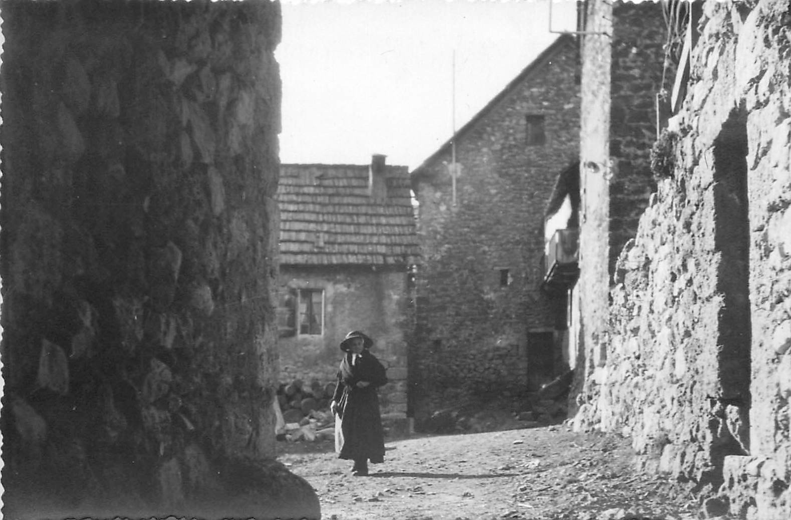 A IDENTIFIER. Villageoise rue d'un Bourg