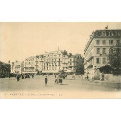 carte postale ancienne 14 TROUVILLE. Place Hôtel de Ville LL 5