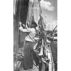 34 VALRAS-PLAGE. Pêcheur préparant ses filets de Pêche 1953