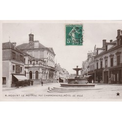 28 NOGENT-LE-ROTROU. Rue Chardonnerie Hôtel de Ville 1910. Grand Café de la Comédie. Carte Photo émaillographie