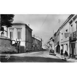 33 PORT SAINTE-FOY. Bar du Pont sur la Grande Rue avec 4cv