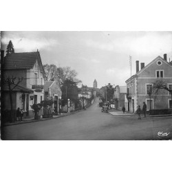 24 THIVIERS. Pompes à essence et Gendarme rue du Général Lamy 1952