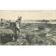 62 LE PORTEL. Chercheuse de Crustacés à marée basse sur les Rochers du Fort 1912