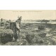 62 LE PORTEL. Chercheuse de Crustacés à marée basse sur les Rochers du Fort 1912