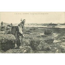 62 LE PORTEL. Chercheuse de Crustacés à marée basse sur les Rochers du Fort 1912