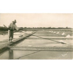 17 ILE D'OLERON. Paludier dans les Marais salants 1952