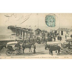 carte postale ancienne 14 TROUVILLE. Attelages à la Jetée Promenade arrivée du Bateau 1905