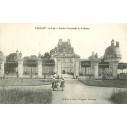 36 VALENCAY. Animation à l'Entrée du Château 1908