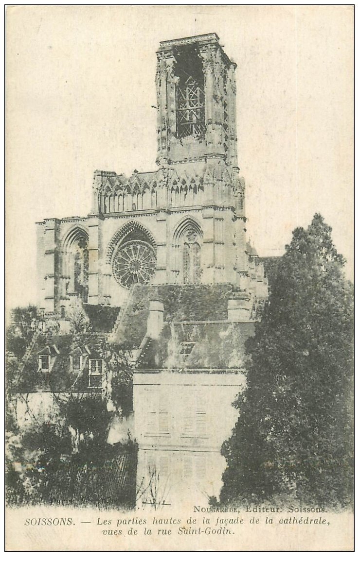 carte postale ancienne 02 SOISSONS. Cathédrale. Vue de la Rue Saint-Godin 1917