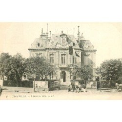 carte postale ancienne 14 TROUVILLE. L'Hôtel de Ville animé