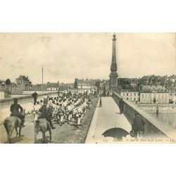 41 BLOIS. Militaires traversant le Pont de la Loire 1905