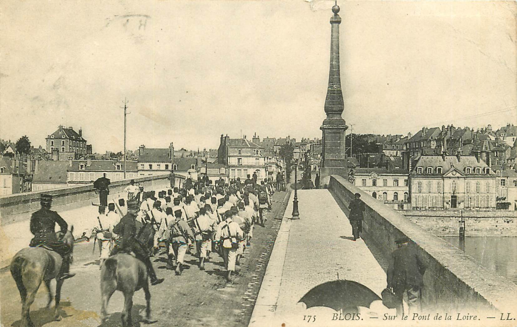 41 BLOIS. Militaires traversant le Pont de la Loire 1905
