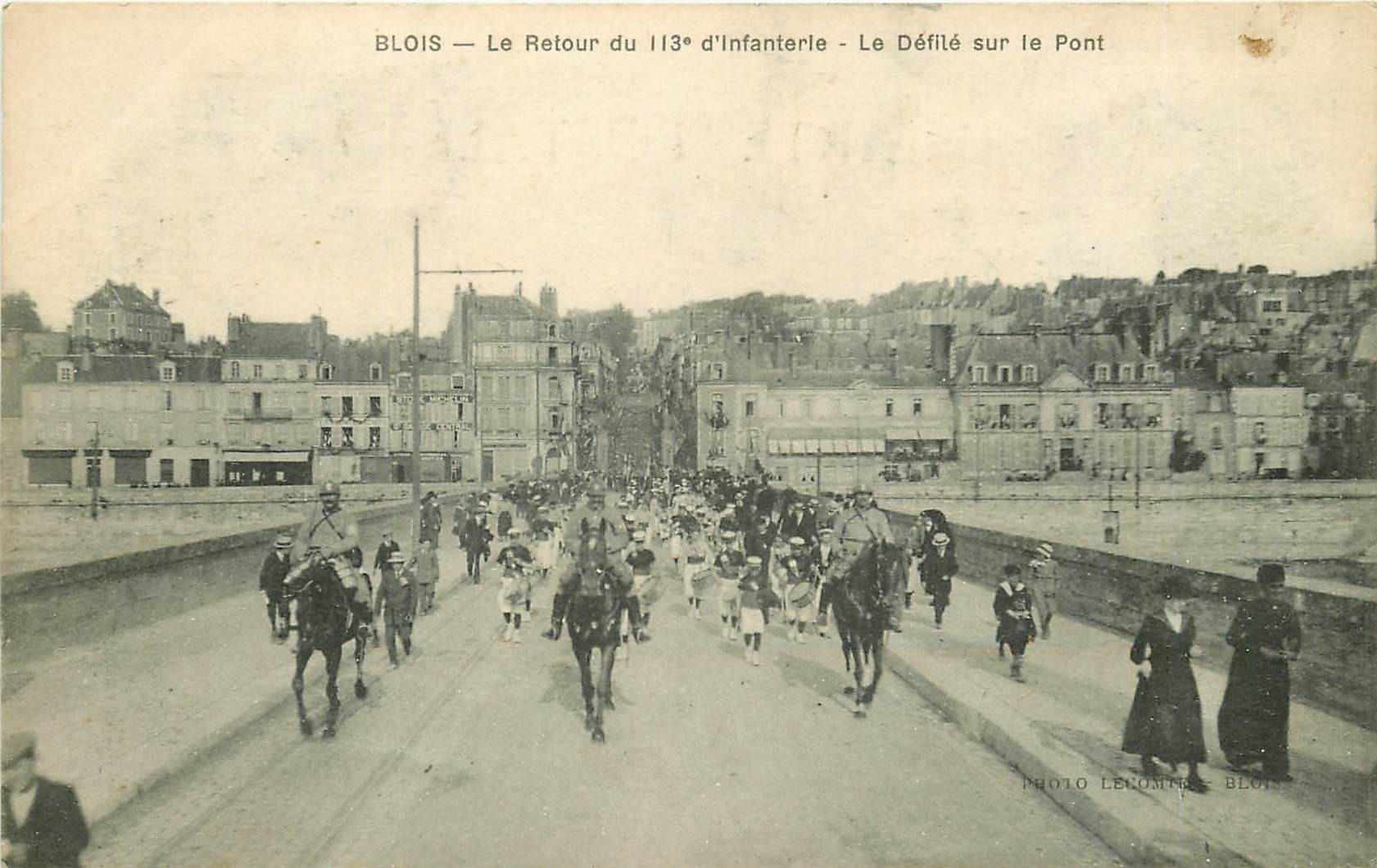 41 BLOIS. Retour du 113° Infanterie avec Défilé sur le Pont