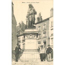 41 BLOIS. Belle animation au pied de la Statue Denis Papin