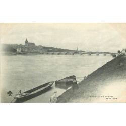 41 BLOIS. Jeune Chevrière sur les Rives de la Loire avec sa Chèvre